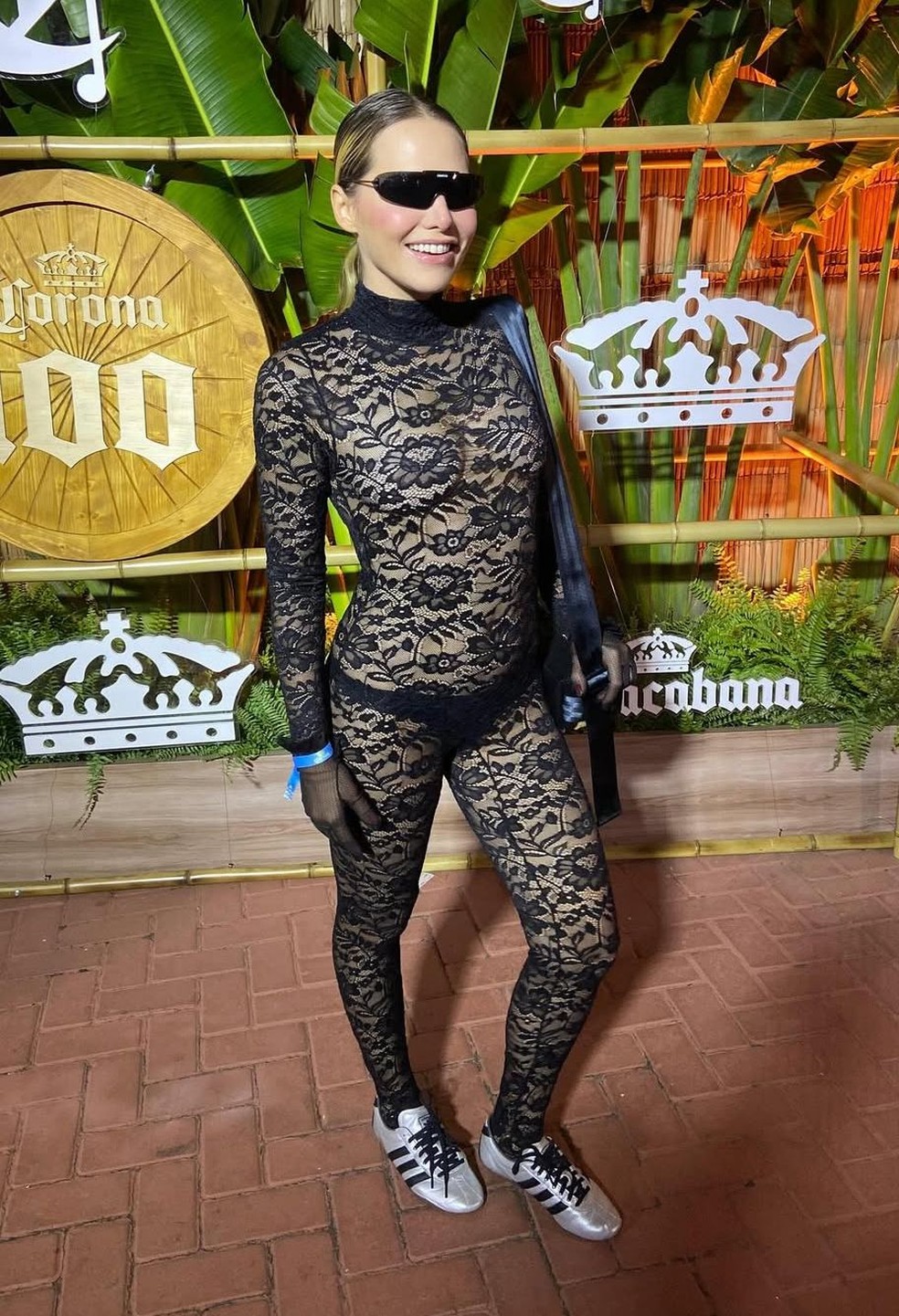 Letícia Colin escolheu um macacão transparente de renda e calcinha fio-dental para o show de Lady Gaga — Foto: Reprodução/Instagram