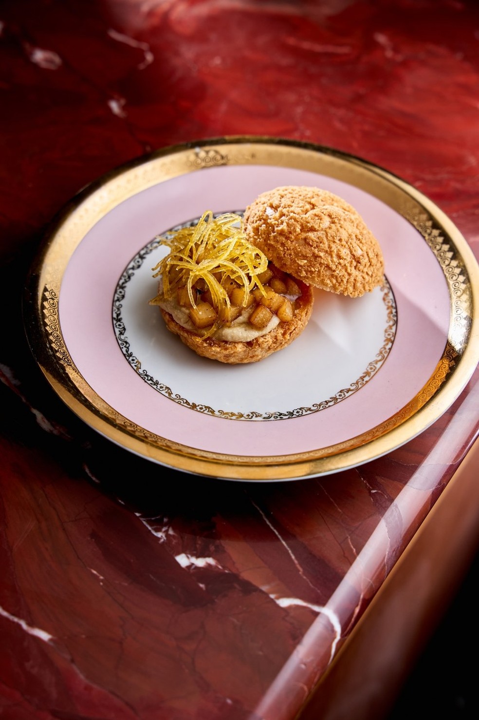 O choux com fígado de galinha, pêra e toque de siciliano: convite para partilhar — Foto: Divulgação
