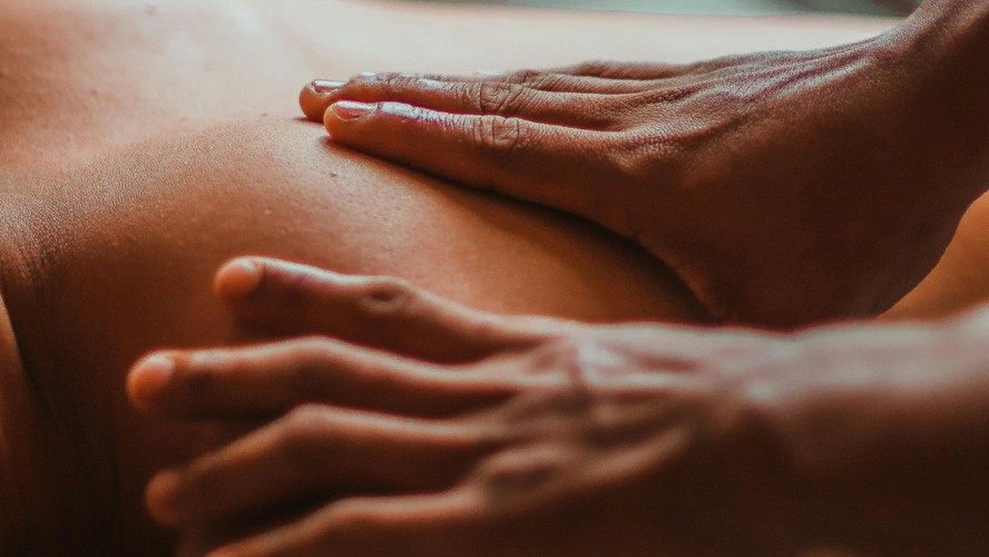 O que é massagem orgástica? Descubra o potencial da técnica para chegar a orgasmos irresistíveis