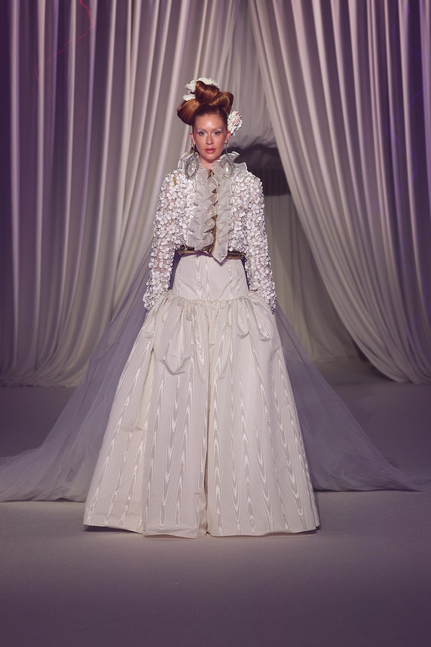Marina Ruy Barbosa encerra desfile de  Giambattista Valli em Paris