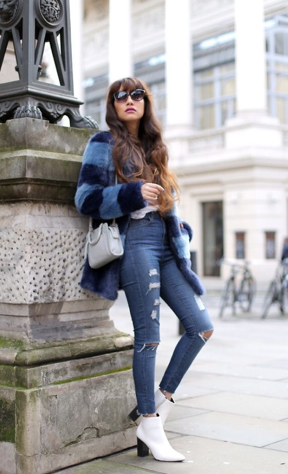 Bota branca com um jeans rasgado é estiloso e confortável, perfeito para o dia a dia — Foto: Reprodução/Pinterest @marlisegrassi
