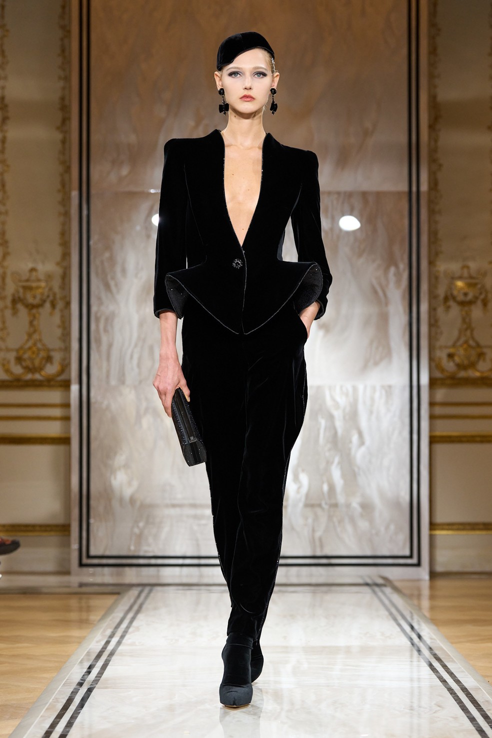 Armani Privé, alta-costura de inverno 25 — Foto: Divulgação