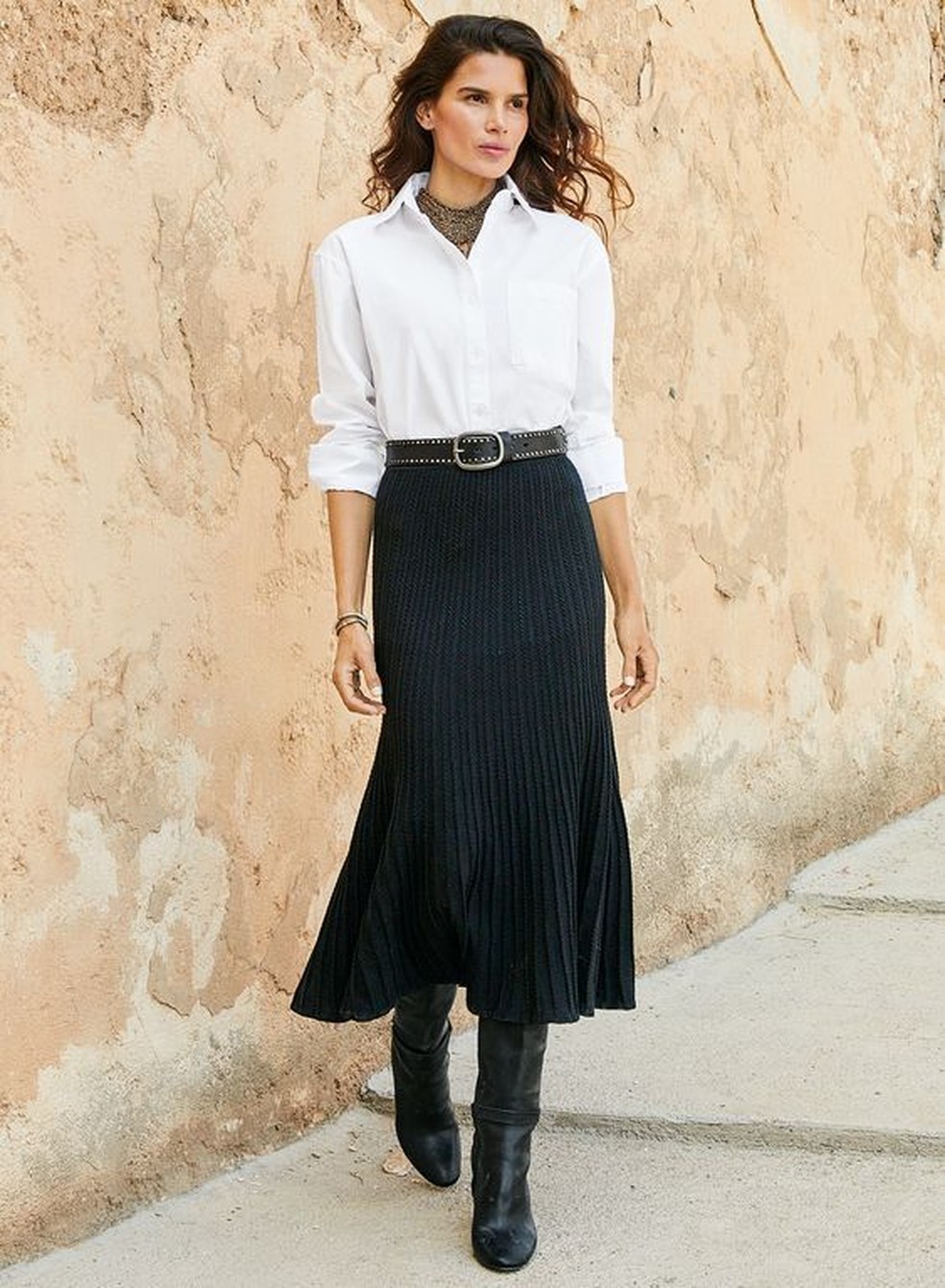 As botas pretas são extremamente versáteis e podem ser facilmente incorporadas em qualquer guarda-roupa, desde o casual até o mais sofisticado — Foto: Reprodução/Pinterest @peruconnection