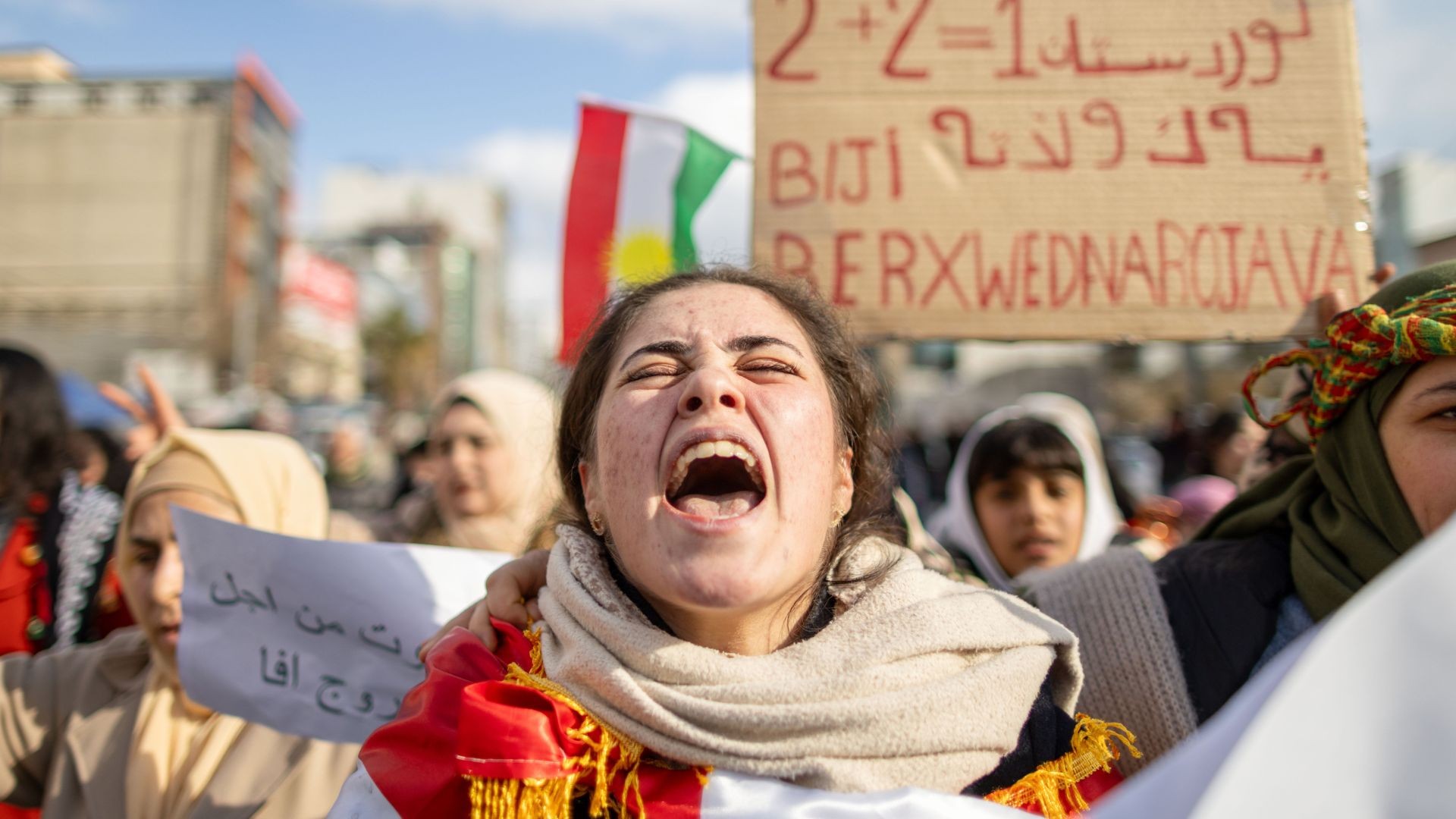 Elas tiram o hijab e mostram seus cabelos : as mulheres que desafiam o poder durante os protestos no Irã