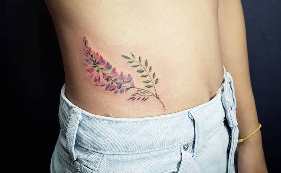 Tatuagem feminina na cintura: inspirações delicadas para sua próxima tattoo