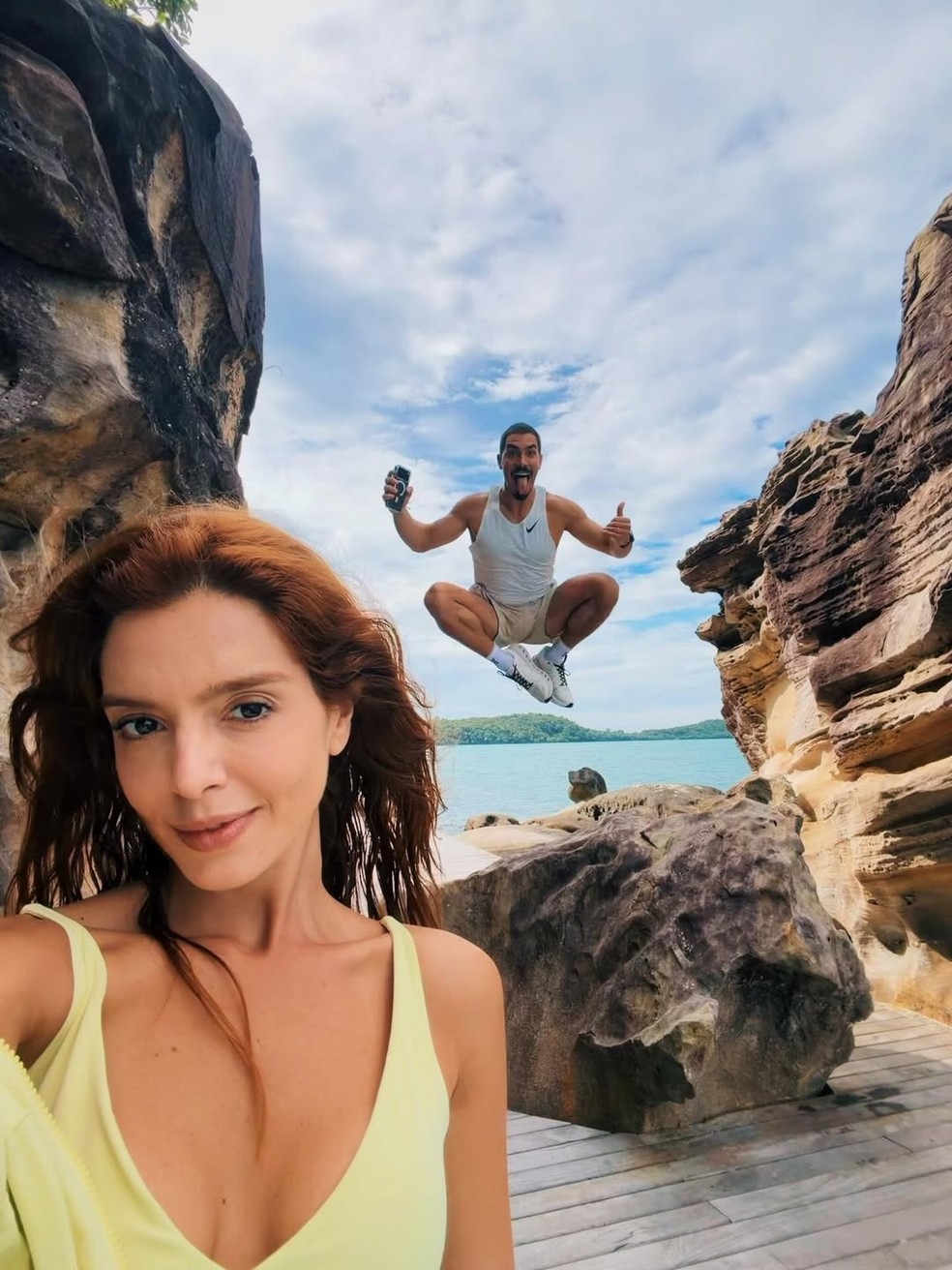 Em viagem romântica com o marido, Giovanna Lancellotti curte ilha