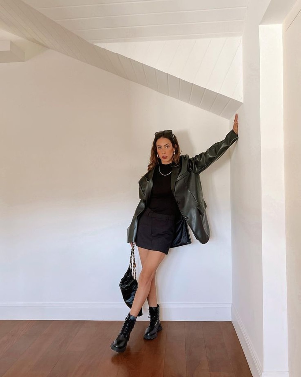 Vestido e bota cano curto combinam perfeitamente em looks leves para estações como primavera e outono. — Foto: Reprodução/Instagram @gabibrandt