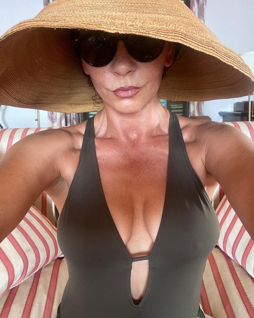 Catherine Zeta-Jones compartilha cliques de maiô com recorte frontal e ganha elogios — Foto: Reprodução / Instagram