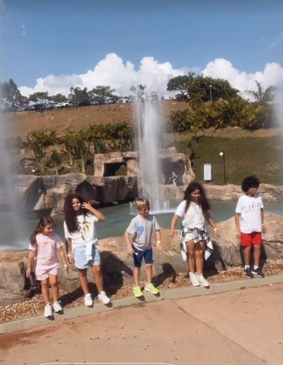 Dani Souza e Dentinho se divertem com filhos em parque de SP — Foto: reprodução/instagram