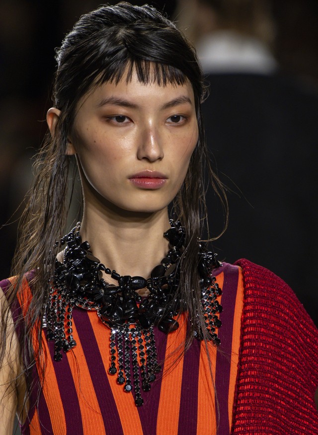 A franja desta temporada de moda de Paris é reta