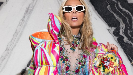 Adriane Galisteu vai à Semana de Moda de Milão com look vibrante: 'Colorido e improvável'