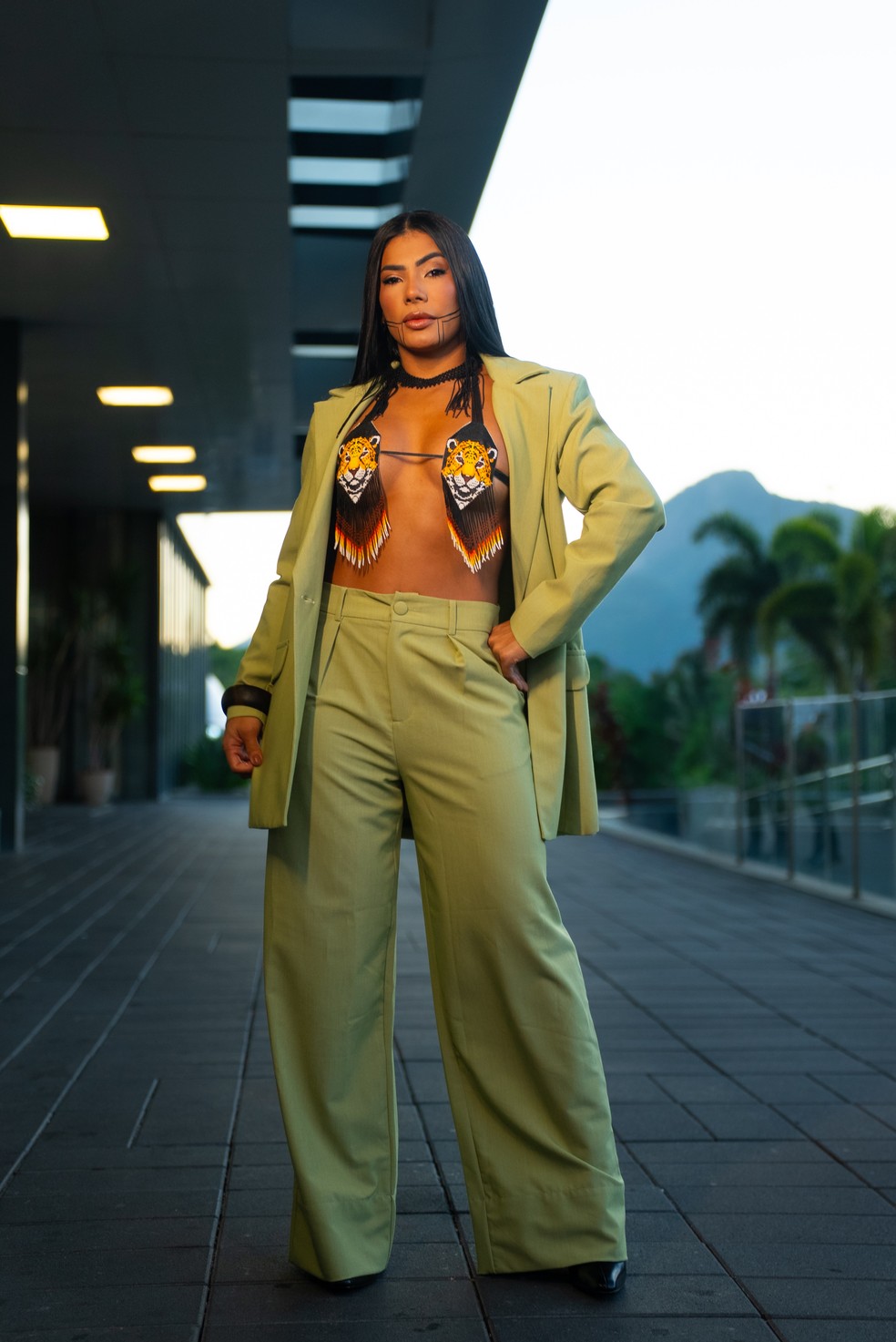 Maricele, ex-BBB, estreia no RioFW com look autoral — Foto: Bruno Mello