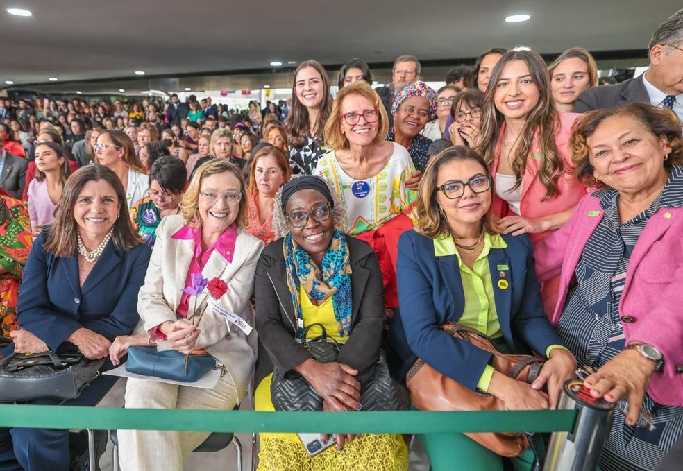 Parlamentares e integrantes de movimentos sociais durante cerimônia de anúncio de políticas para as mulheres no Palácio do Planalto — Foto: Divulgação/Governo Federal