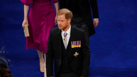 Príncipe Harry apresenta cartas de princesa Diana para ator durante julgamento 
