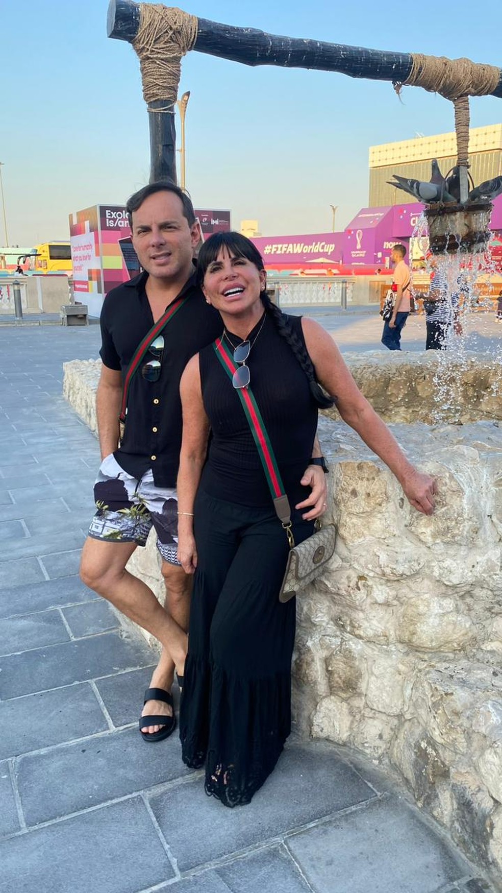 Gretchen e o marido, Esdras, no Catar — Foto: Reprodução / Arquivo Pessoal