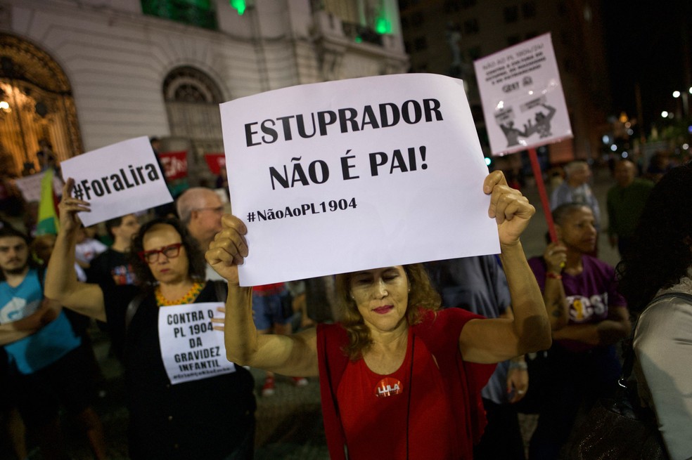 Manifestante em protesto contra aprovação do requerimento de urgência do PL nº 1904/24, que equipara aborto a homicídio, em 13 de junho de 2024, Rio de Janeiro — Foto: Mauro Pimentel/AFP/Getty Images