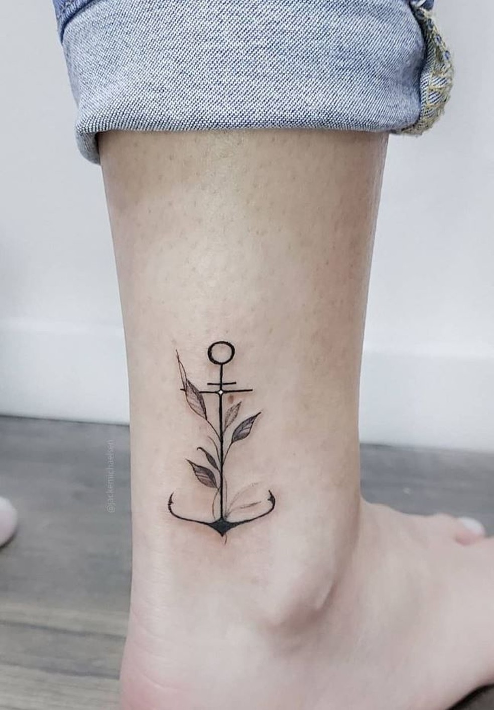 Tatuagem de âncora feminina: 25 ideias para reinventar o clássico!, image size:984x1415