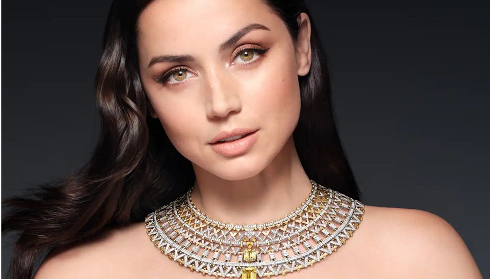 A atriz cubana Ana de Ana de Armas, que atuou em filmes como "007 - Sem Tempo para Morrer" e "Sergio" , foi a escolhida para estrelar da campanha das duas linhas. — Foto: Divulgação: Louis Vuitton