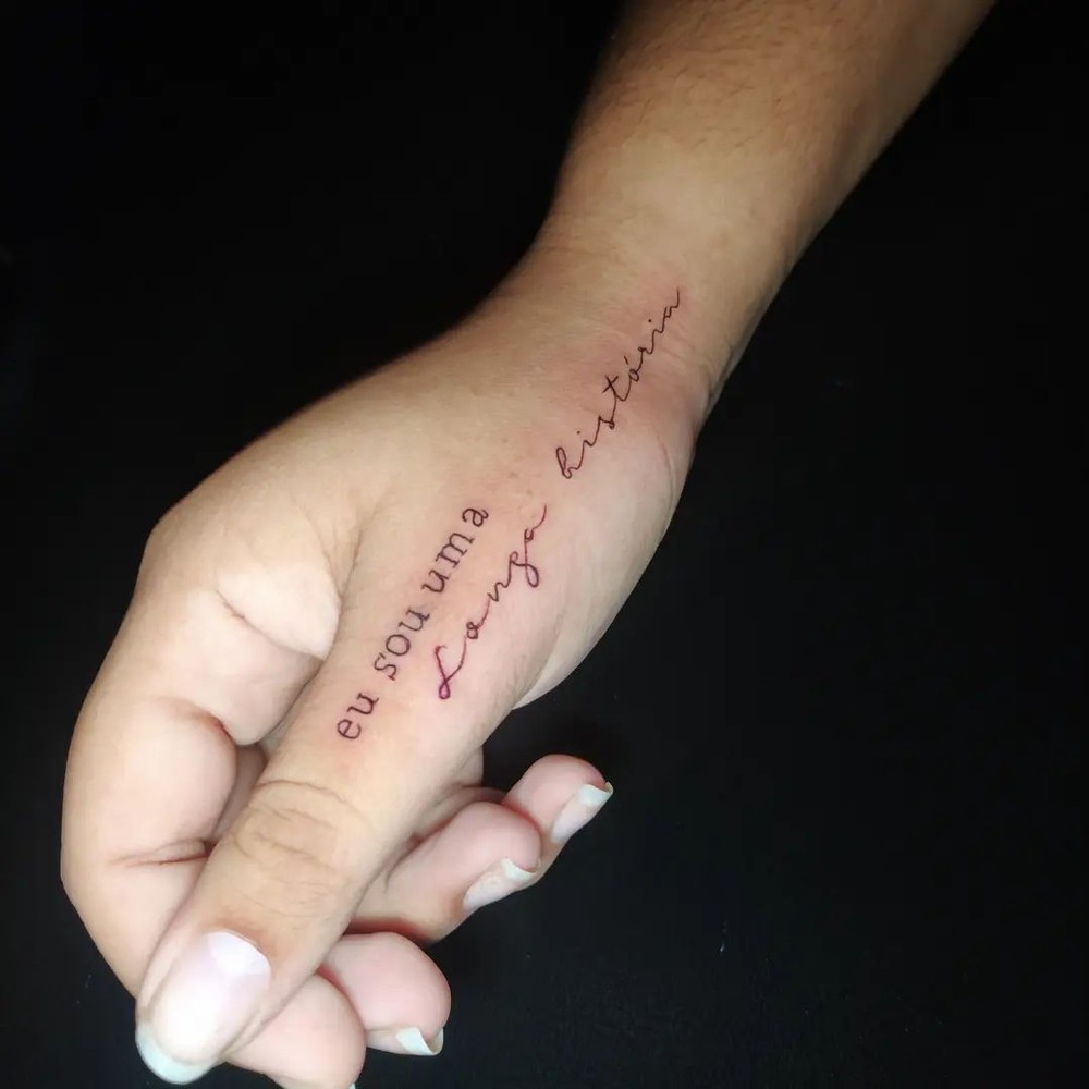 25 frases para tatuagem feminina que combinam com diferentes personalidades