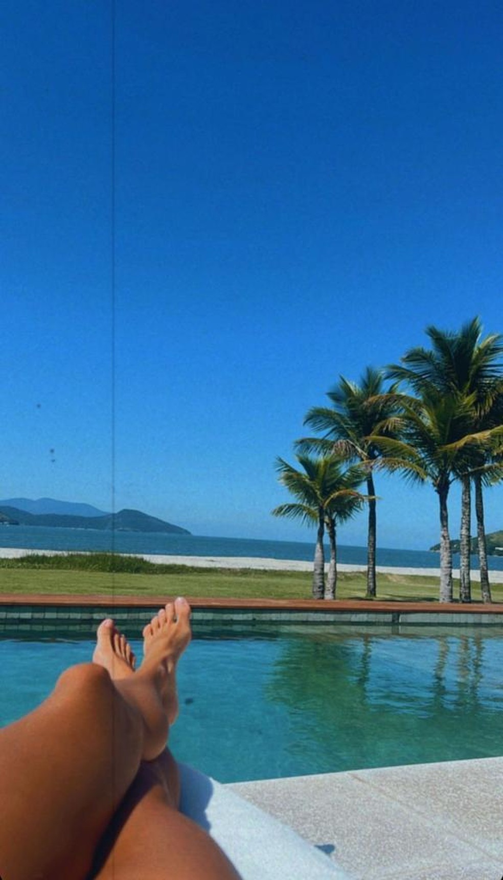 Deborah Secco tomando sol — Foto: Reprodução/Instagram