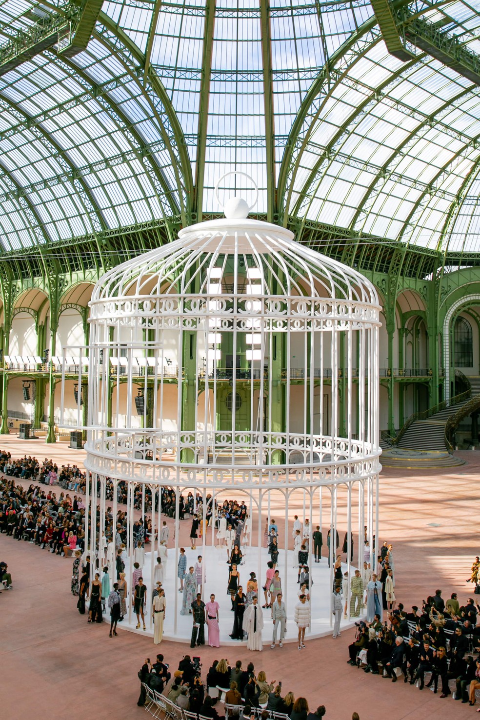 Na passarela armada no Grand Palais, participação de Riley Keough, neta de Elvis — Foto: Divulgação