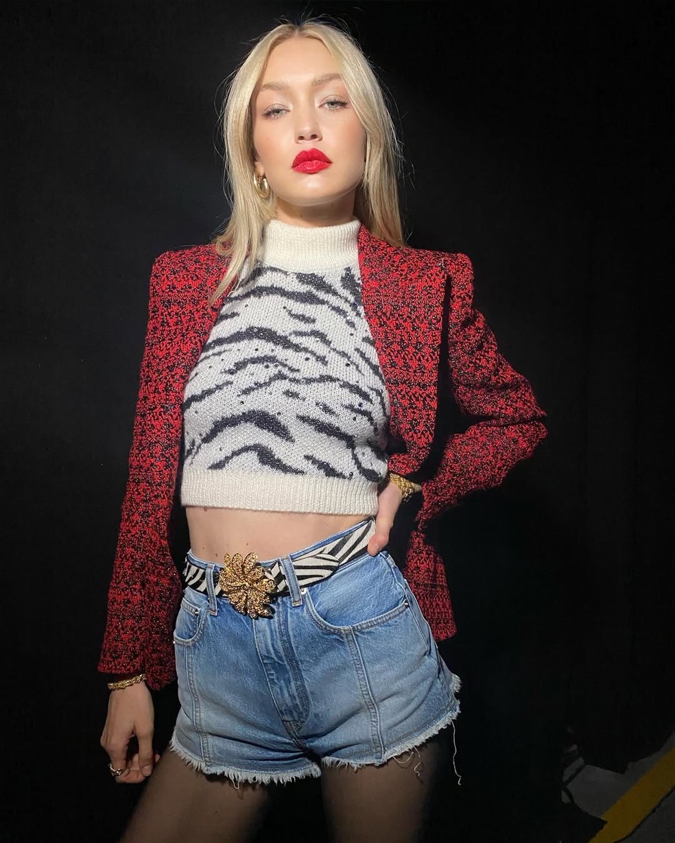 Fivelas trabalhadas em metal ou adornadas com pedras decorativas transformam produções básicas, conferindo um toque de glamour — Foto: Reprodução / Instagram @gigihadid