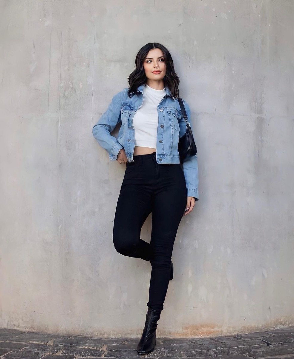 Combinar uma jaqueta jeans mais clara com uma calça ou saia jeans de lavagem escura, ou vice-versa, cria um efeito interessante e cheio de estilo. — Foto: Reprodução/Instagram @mmstorevinhedo