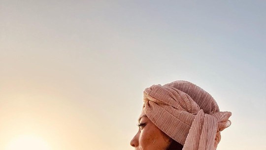 Danni Suzuki encanta seguidores ao abrir álbum de fotos no deserto do Saara