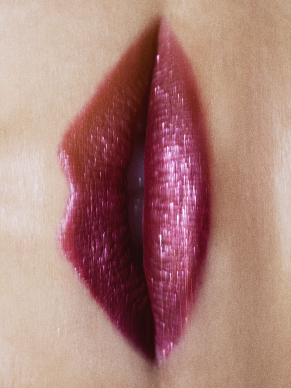 Batom metálico com partículas de glitter tornam os labios uma joia — Foto: Wallace Domingues