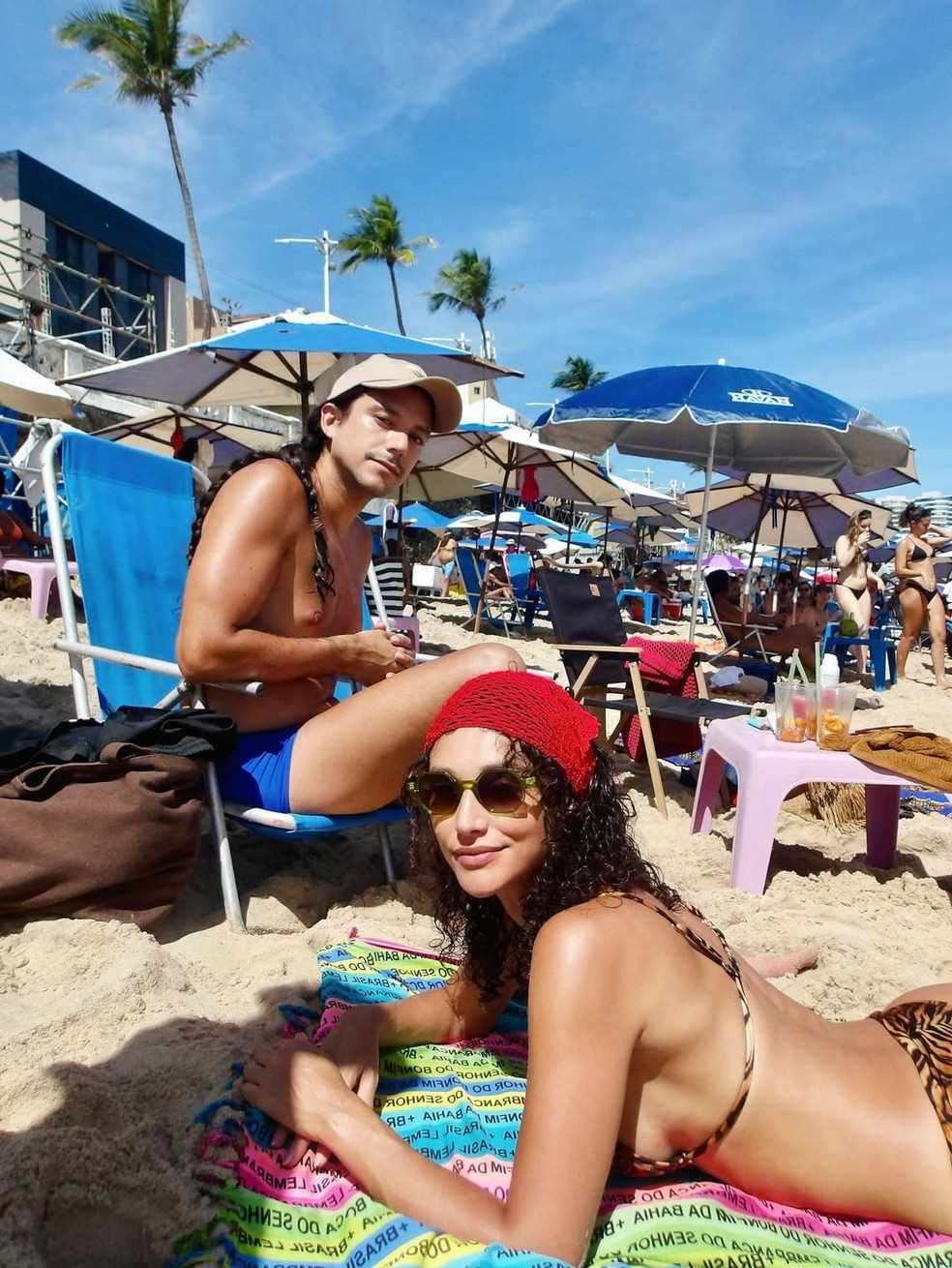 Débora Nascimento abre álbum renovando bronzeado em praia na Bahia com amigos — Foto: Reprodução/Instagram