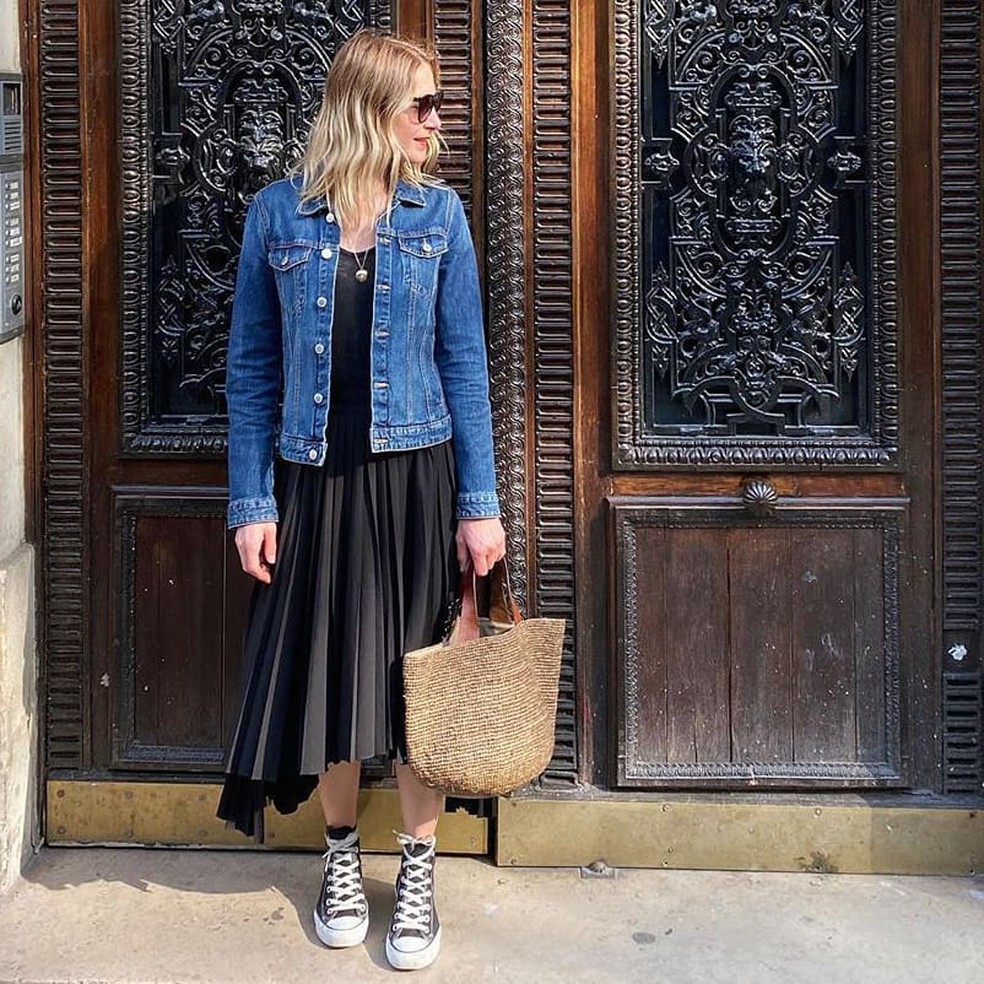 Para os dias mais frios, você pode adicionar uma jaqueta jeans ou um suéter por cima do vestido, mantendo o look estiloso e confortável — Foto: Reprodução/Instagram @gauvinge