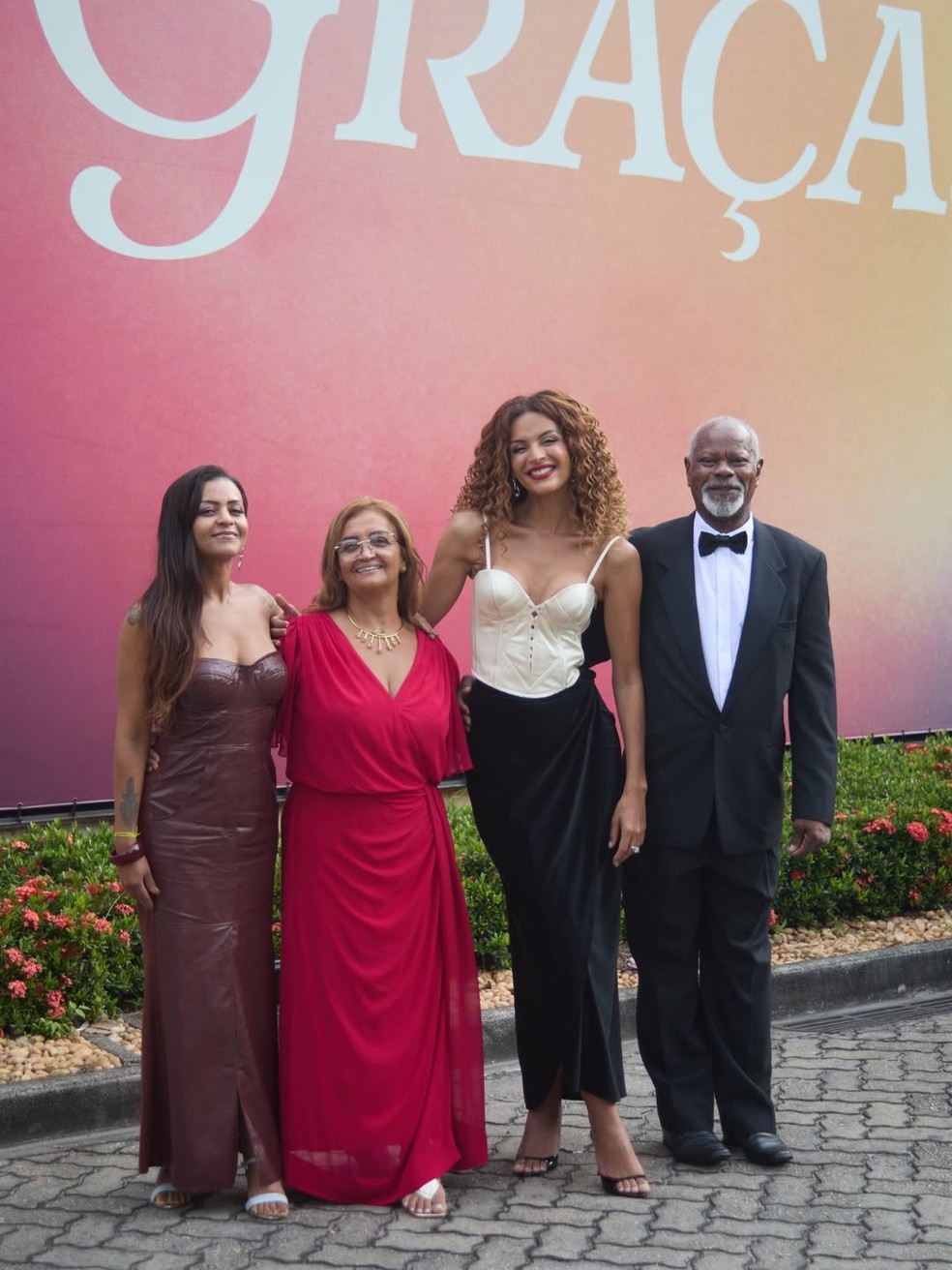 Sucesso em 'Três Graças', Gabriela Loran posa nua em cachoeira e recebe chuva de elogios — Foto: Reprodução/Instagram