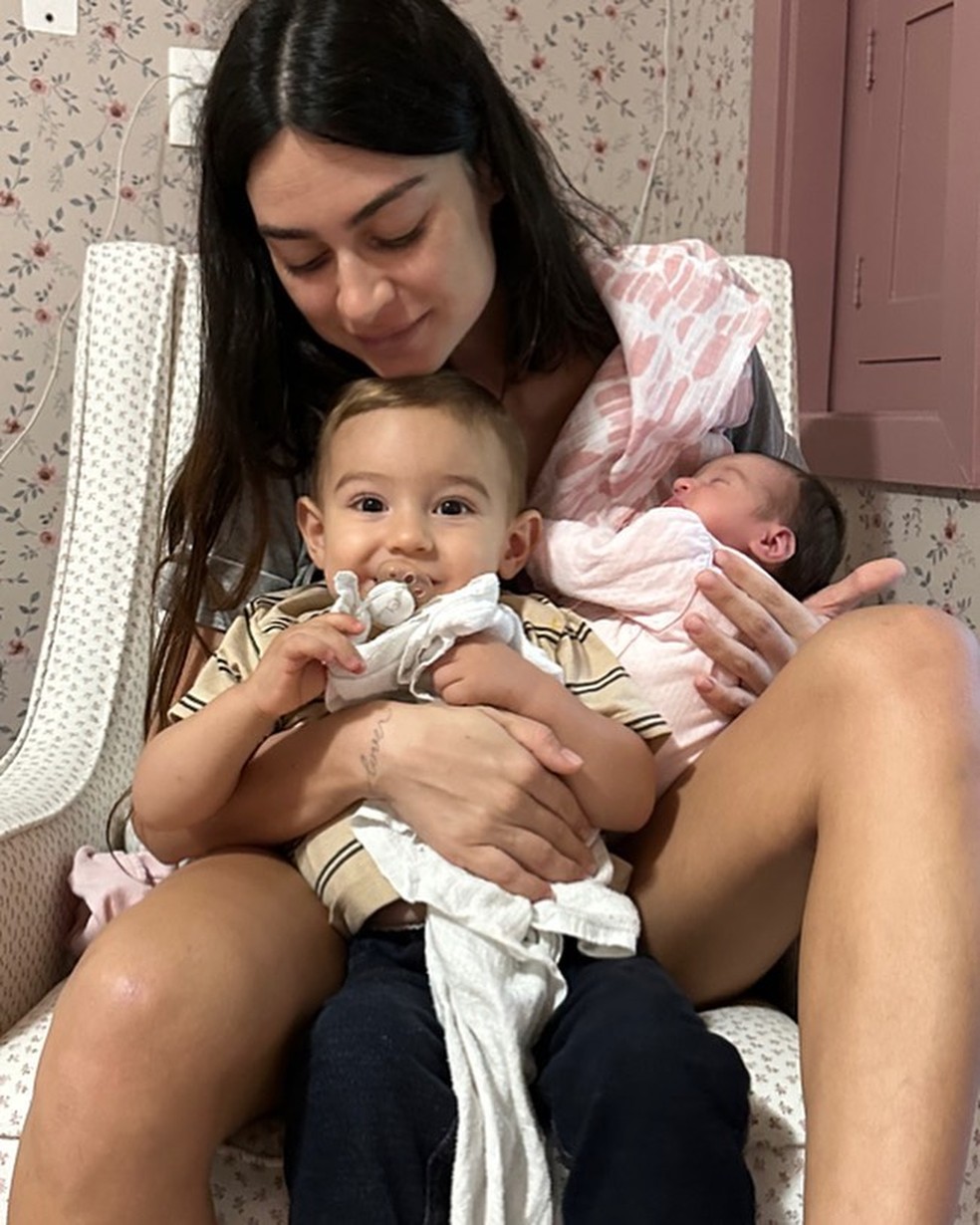 Thaila Ayala com os filhos Francisco, de 2 anos e 4 meses, e Tereza, de quase  2 meses, frutos de seu relacionamento com o ator Renato Goés, — Foto: reproodução/instagram
