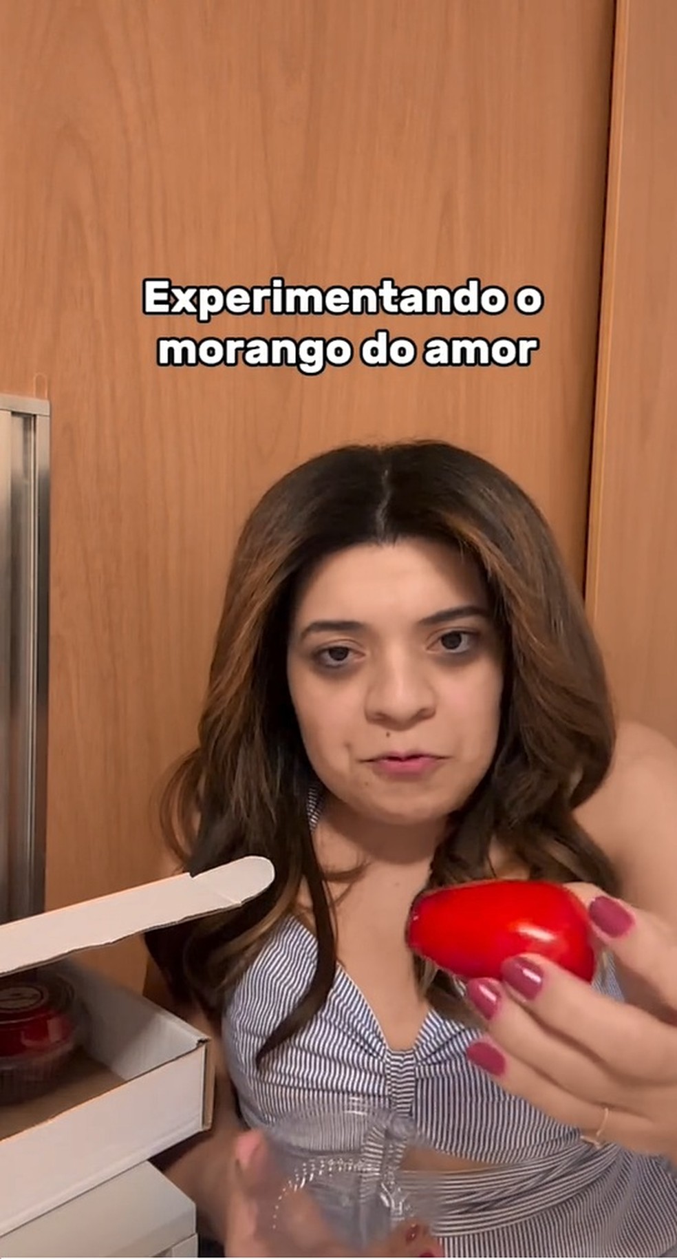 Pequena Lô prova o "morango do amor" — Foto: Reprodução/Instagram