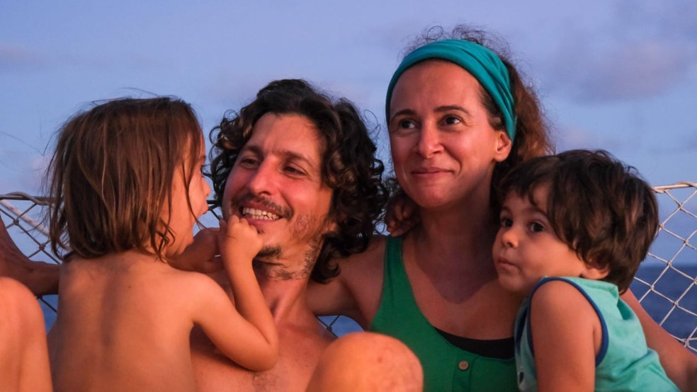 Família Zanni no veleiro Tudo Bem, que viaja ao redor do mundo — Foto: Samuel Salini