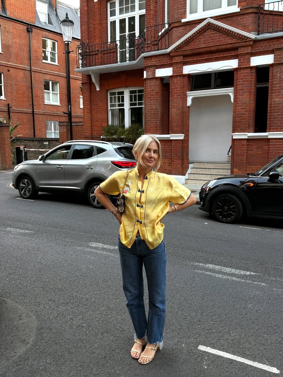7 tops que vão atualizar sem esforço a calça jeans básica — Foto: Reprodução/Instagram @lucywilliams02