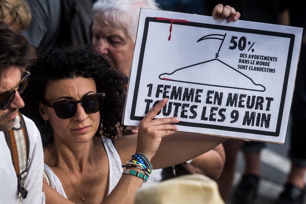 Manifestante pró-aborto ergue placa que diz '50% dos abortos no mundo são clandestinos: 1 mulher morre a cada 9 minutos' em Lyon, na França, em 5 de junho de 2019 — Foto: Nicolas Liponne/NurPhoto/Getty Images