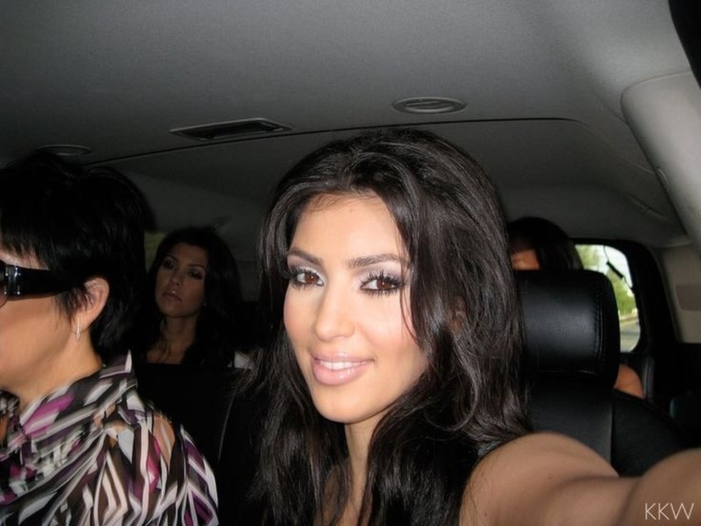 Selfie que Kim Kardashian tirou enquanto Khloe Kardashian estava em rota para a prisão — Foto: Reprodução