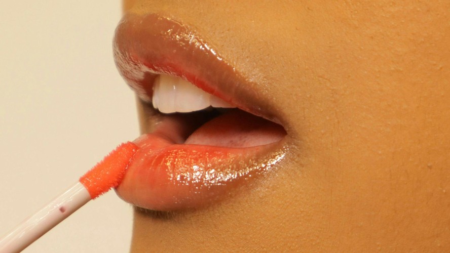 O gloss de jambu promete levar a tremidinha do jambu na hora do beijo e deixar a pegação mais intensa