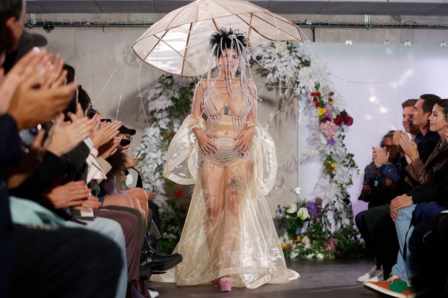 Modelo na passarela de Weinsanto, segundo desfile da Paris Fashion Week, nesta segunda (25)