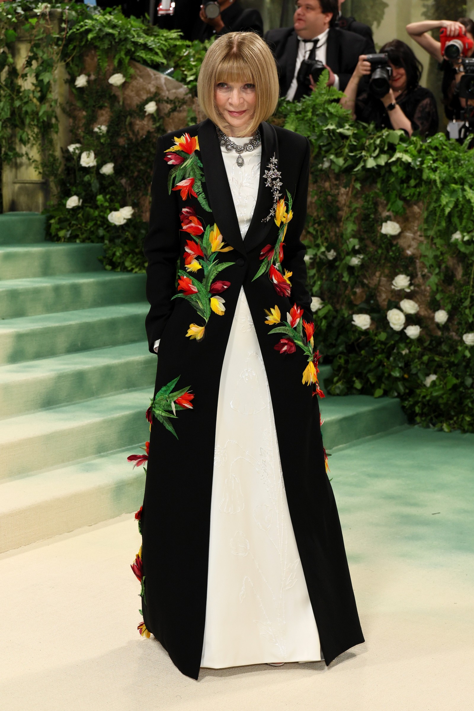 Met Gala: Jennifer Lopez surge a bordo de vestido com decote e cauda ...