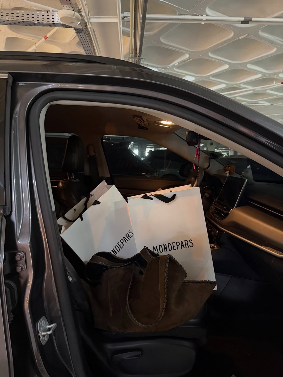 Sucesso em 'Três Graças', Gabriela Loran posa nua em cachoeira e recebe chuva de elogios — Foto: Reprodução/Instagram