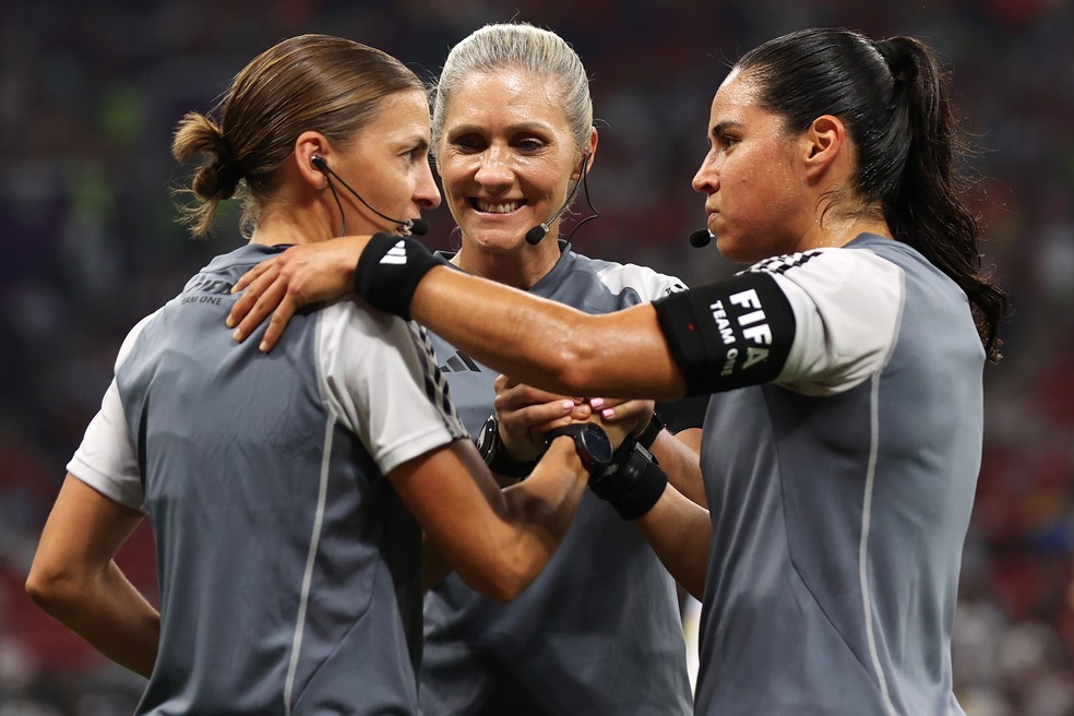 A Copa do Catar foi a primeira em 92 anos a trazer árbitras e assistentes mulheres; na foto, a auxiliar de arbitragem brasileira Neuza Back ao lado da francesa Stephanie Frappart e a mexicana Karen Diaz Medina — Foto: Maddie Meyer/Fifa/Getty Images