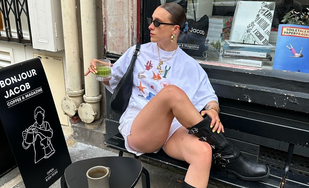 É possível continuar usando botas no verão, se combinar com peças frescas — Foto: Reprodução/Instagram @lara_bsmnn