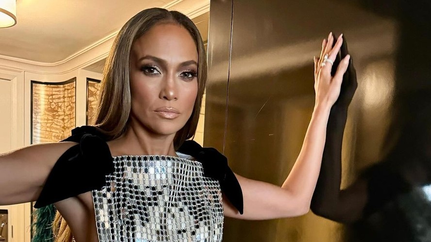 Jennifer Lopez usa vestido Tamara Ralph no Festival de Cinema de Toronto