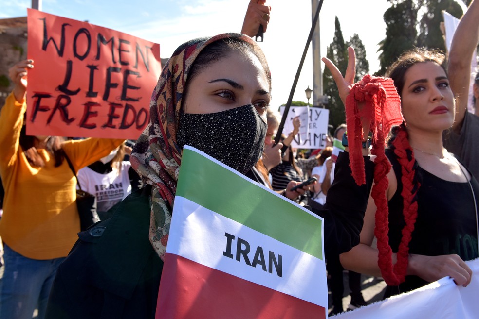 Estudante iraniana em protesto com o slogan 'Muheres, vida, liberdade', que pedia por justiça pela morte de Mahsa Amini, em Roma, na Itália, em 1 de outubro de 2022 — Foto: Reprodução/Simona Granati-Corbis/Getty Images