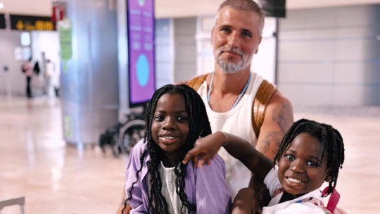 Bruno Gagliasso brinca com chegada da família em aeroporto de Madrid: 'Super calminha'