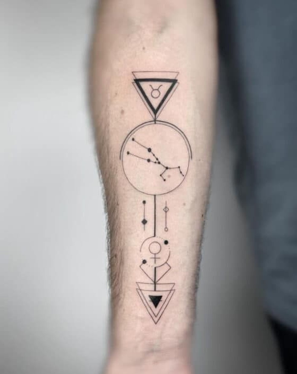 Pulso e antebraço: tatuagem de Touro geométrico. — Foto: Reprodução/Pinterest