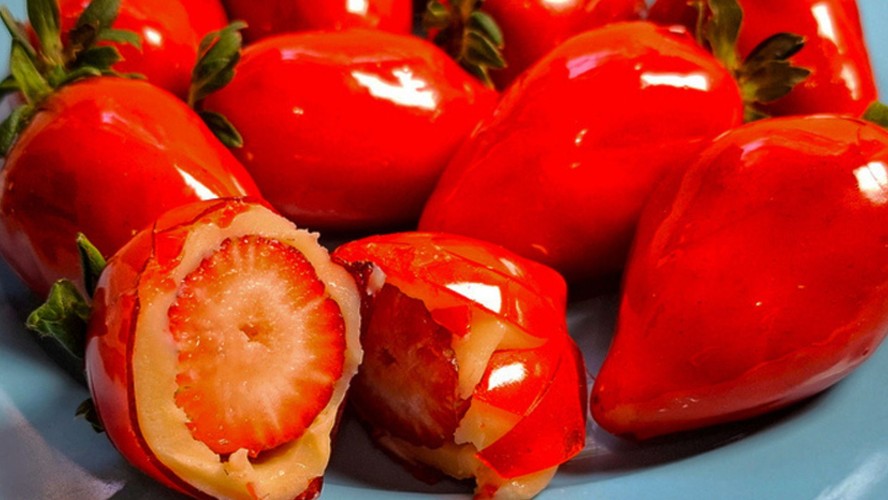 Morango do amor: como usar a fruta para deixar o sexo ainda mais apaixonante