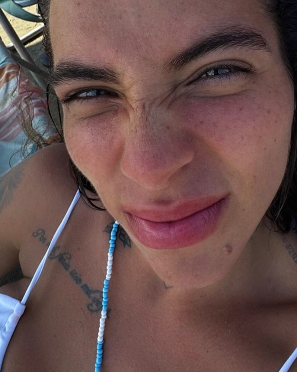 Petra Mattar renova bronzeado em praia no Rio — Foto: Reprodução/Instagram